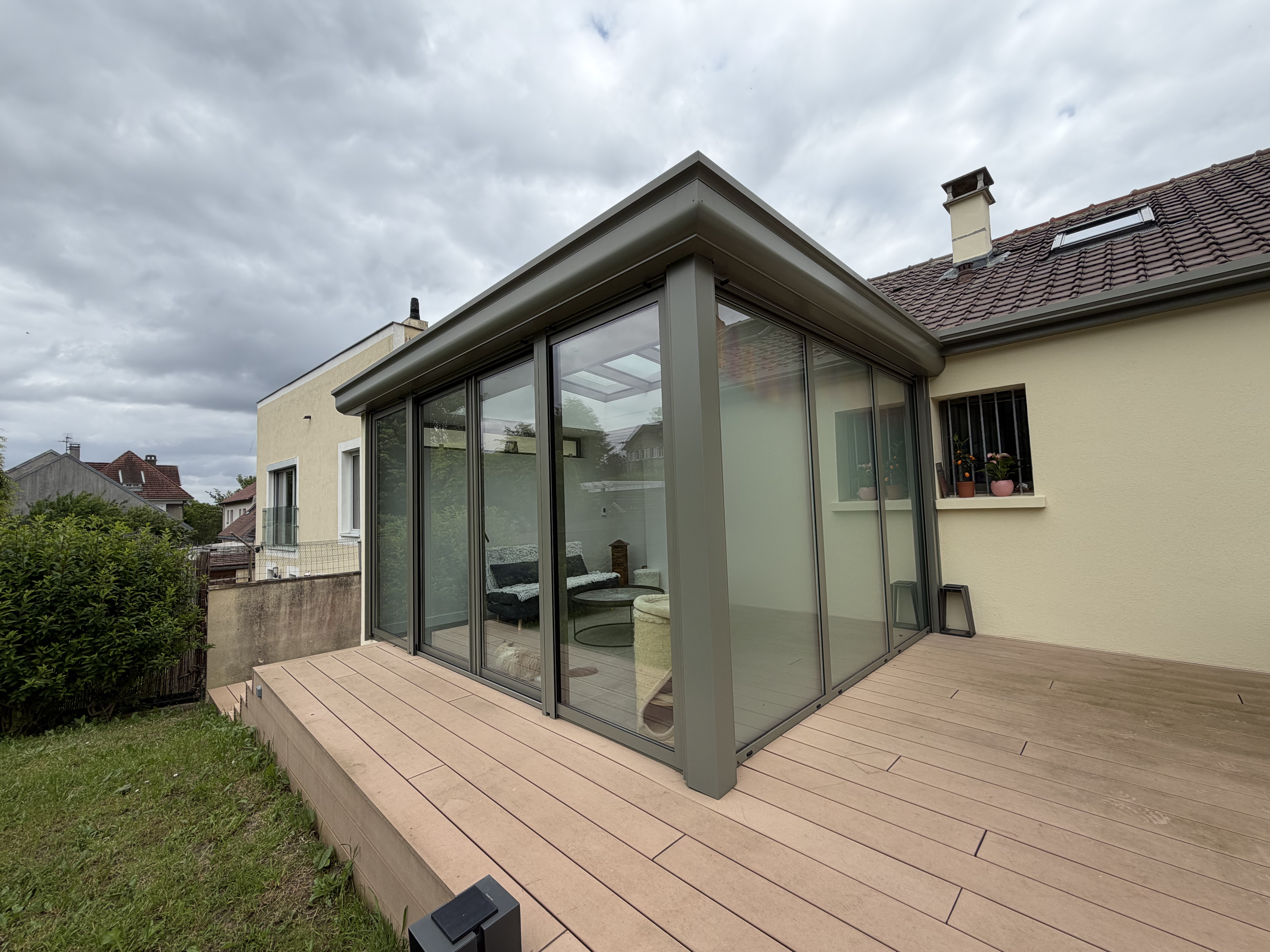 Véranda aluminium sur-mesure — vue extérieure
