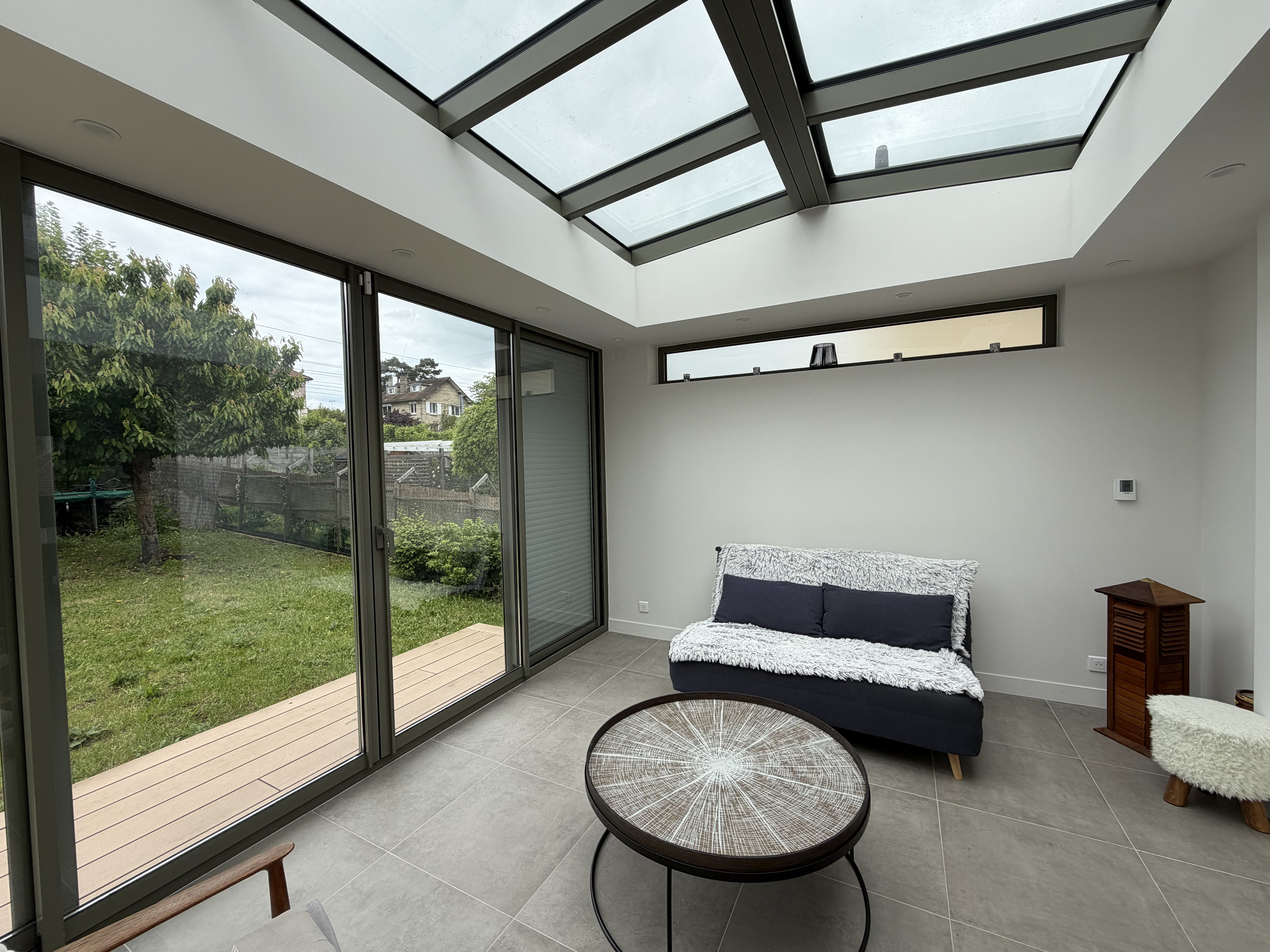 Véranda aluminium sur-mesure — vue intérieure
