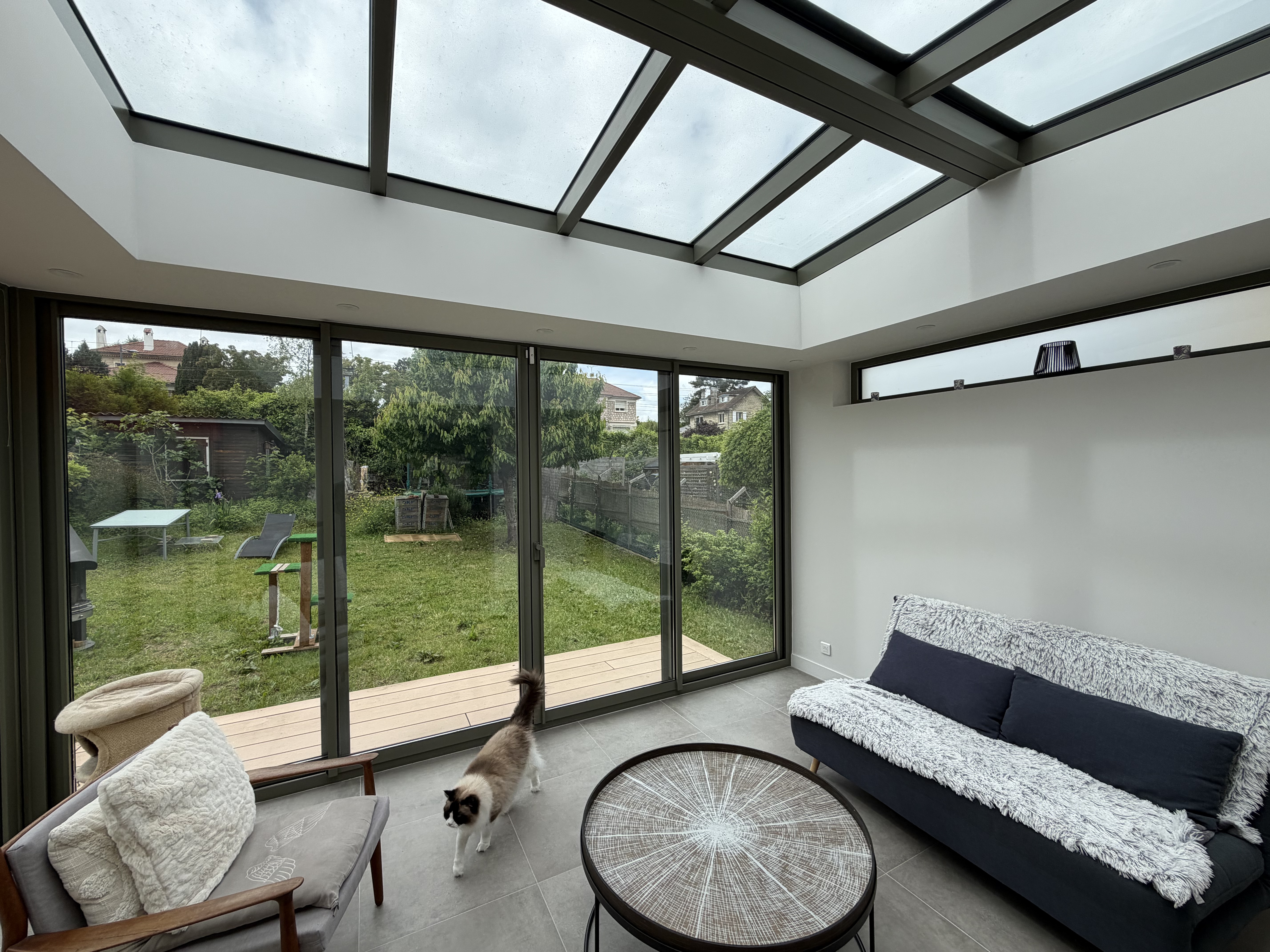 Véranda aluminium sur-mesure — vue intérieure angle 2